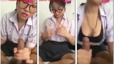 นักเรียนไทย คว้าควยเพื่อนชาย แล้วชักว่าว โคตรเสียว เปิดเสื้อให้บีบนมใหญ่ ๆ กดหัวดูดควยคาชุดนักเรียน แตกใส่ปากฟิน ๆ