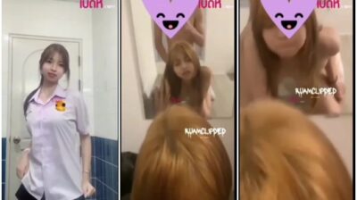 เย็ดคาชุดนักเรียน สาวเขี่ยหีโชว์ ก่อนจะนัดแฟนมาหาถึงบ้าน อยากโดนแฟนจับเย็ดหี ล่อท่าหมาซอยรูหีไม่ยั้ง