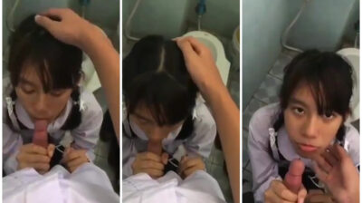 สาวน้อยวัยใส โม๊คควยให้หนุ่มเนิร์ดในห้องน้ำโรงเรียน เสียวแค่ไหนก็ร้องดังไม่ได้